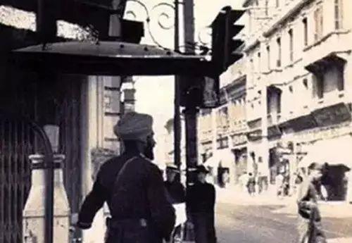 红绿灯的发明是干什么的,每天见到的红绿灯是谁发明的