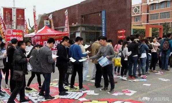 昨天晚上，大家都在广场抬头看一块屏幕！