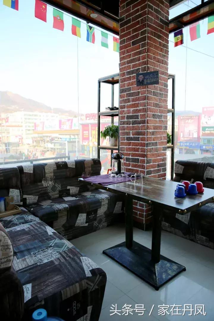 昨天晚上，大家都在广场抬头看一块屏幕！