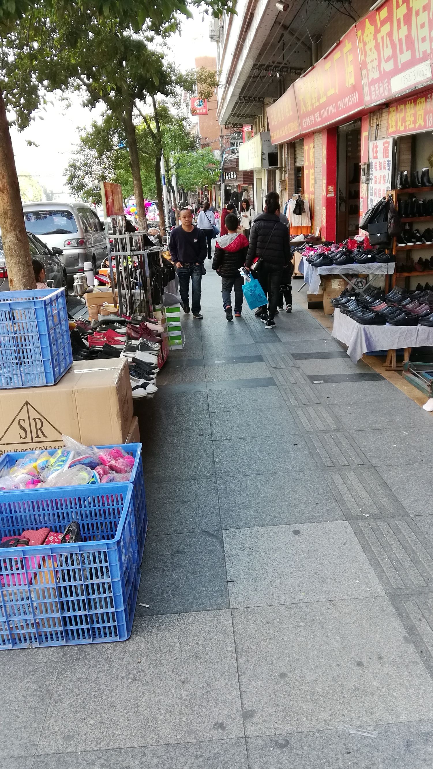 中国最大鞋服基地在哪里,中国最大的外贸服装批发市场