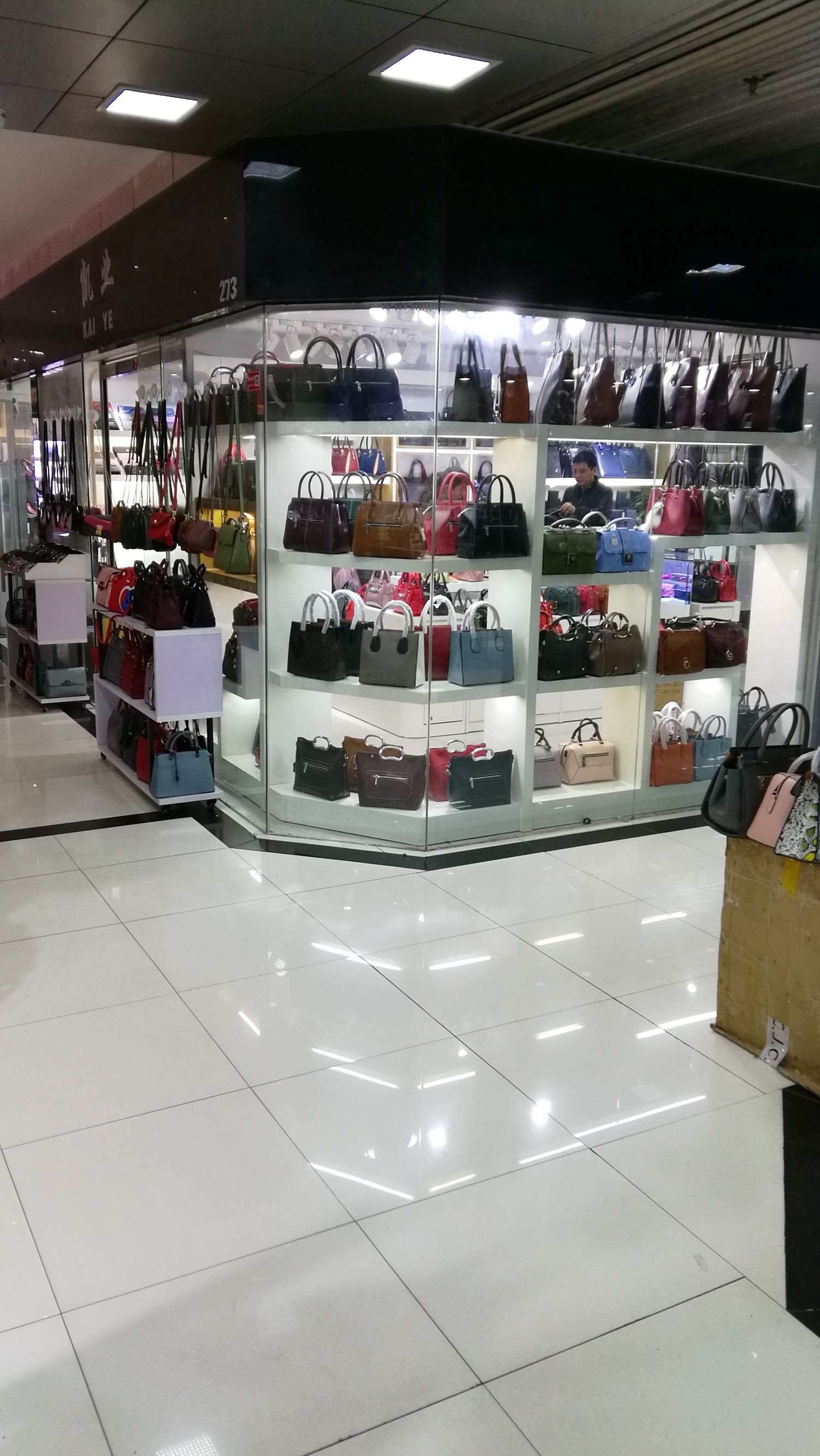 中国最大鞋服基地在哪里,中国最大的外贸服装批发市场