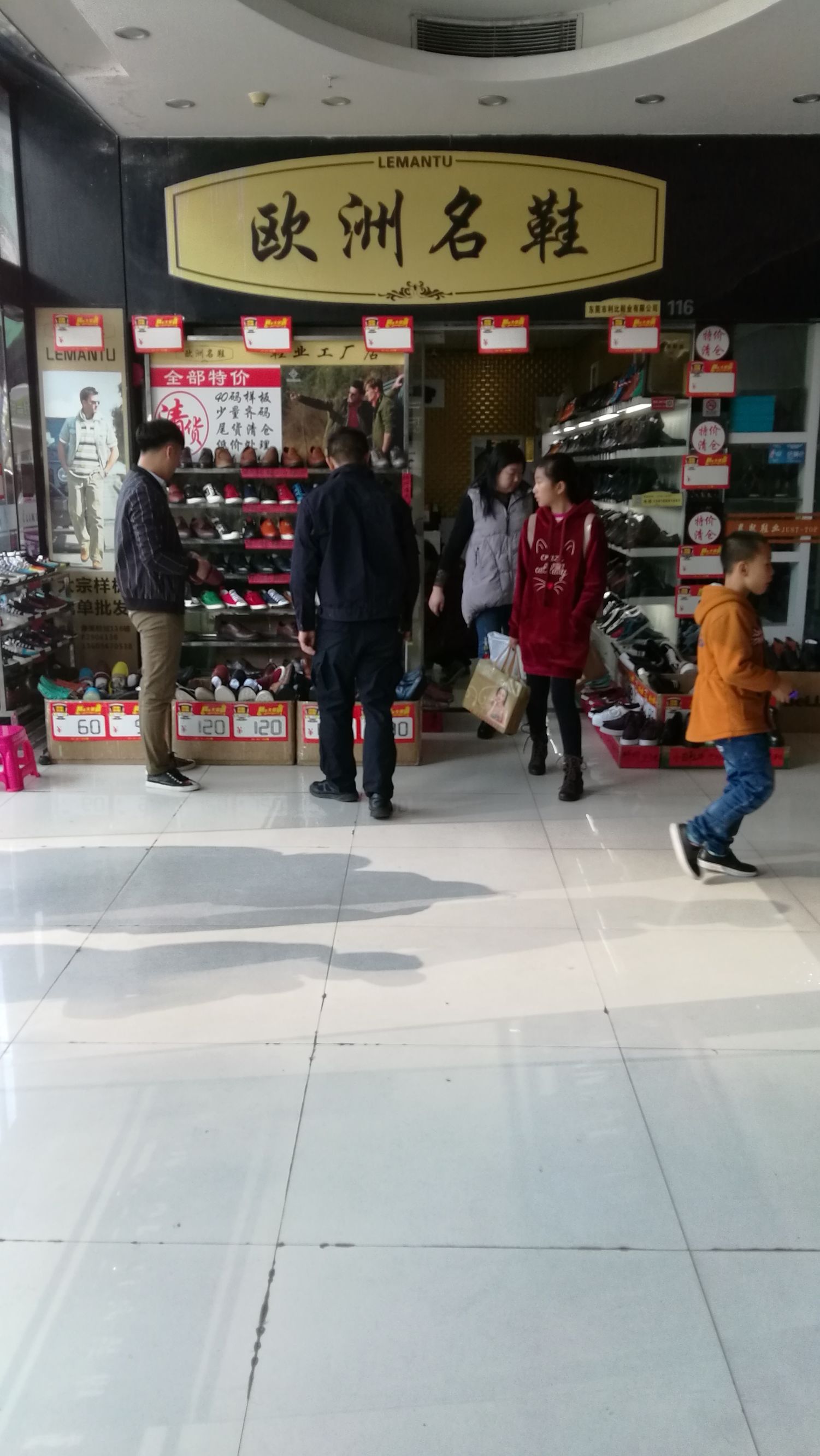 中国最大鞋服基地在哪里,中国最大的外贸服装批发市场