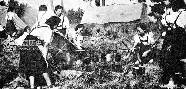 战时狂热的日本女子青年团把青春一心一意献给了侵略