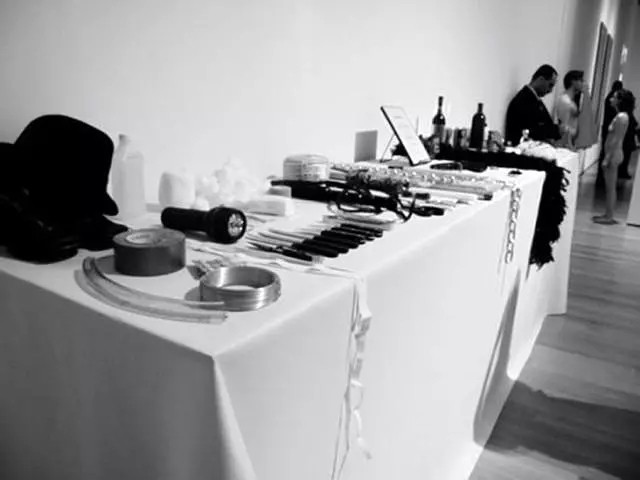 大庭广众之下赤身任人摆布，这个外国女人究竟在想什么？