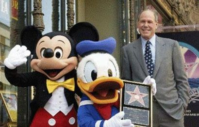 在争议中上位,却能买下“仇人”乔布斯口的公司