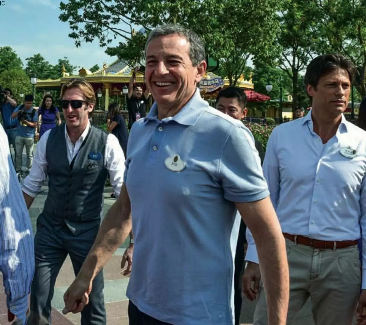 在争议中上位,却能买下“仇人”乔布斯口的公司