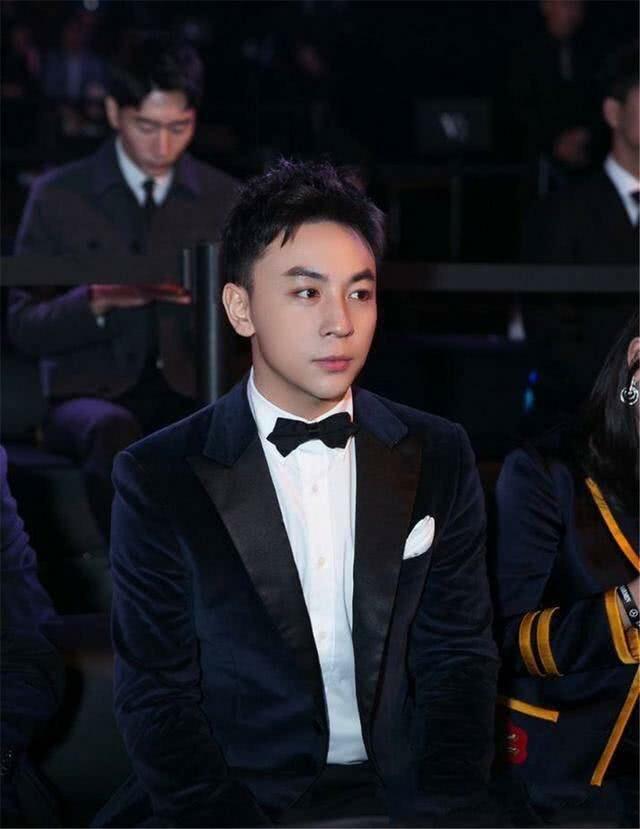 他曾被嘲笑长惨！瘦下帅过鹿晗！网友直呼：眉毛太抢镜呀！