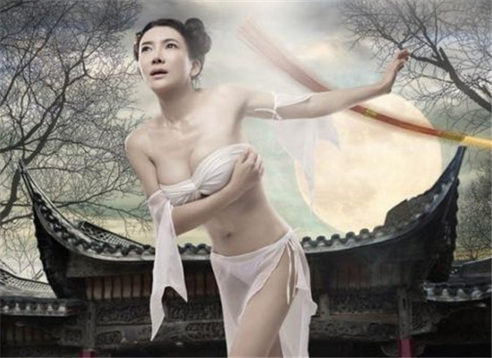 因*瓶金**梅一脱成名，亮相活动太敢穿，网友直呼受不了