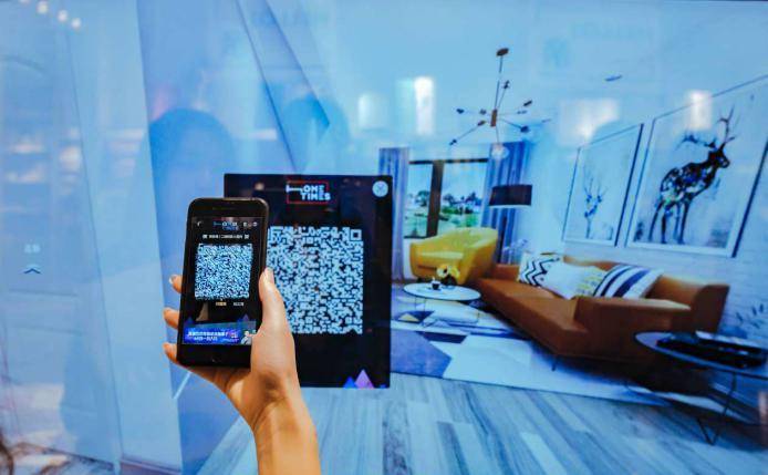 北京惊现飞碟造型天猫无人店，店员居然是机器人？