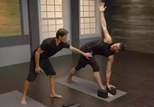 这些出色的男人们，如何谈论瑜伽？