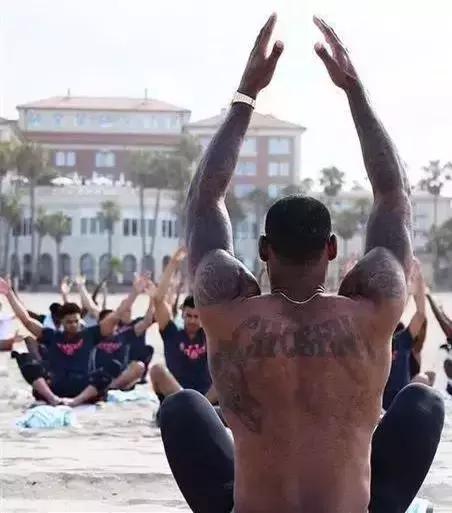 这些出色的男人们，如何谈论瑜伽？