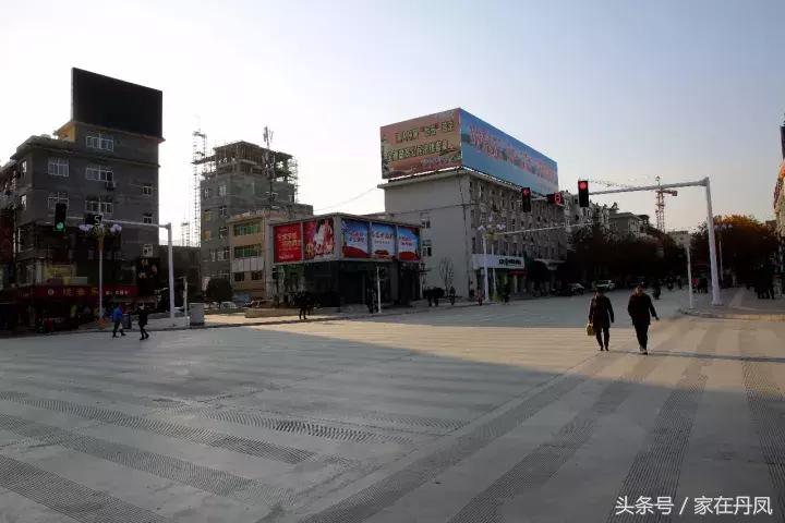 昨天晚上，大家都在广场抬头看一块屏幕！