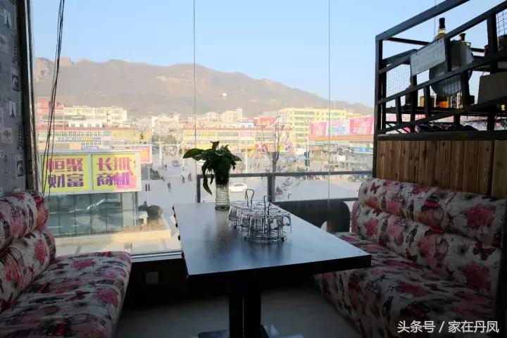 昨天晚上，大家都在广场抬头看一块屏幕！