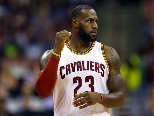 詹姆斯库里包揽近11年的8个总冠军,詹姆斯总篮板榜最新排名