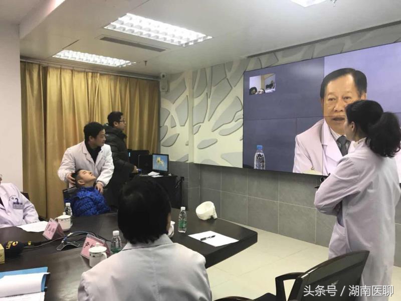 12岁小孩因长相太怪无法入学，尝试整形手术成功，父母热泪盈眶！