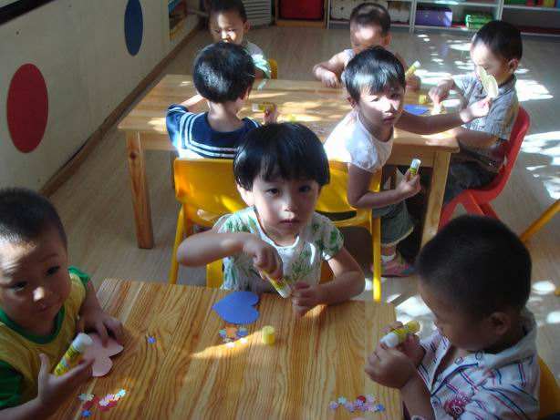 女儿*体下**遭同学猥亵饭菜经常被吐口水，愤怒父亲把那男孩揍成重伤