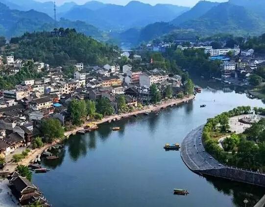 沈从文边城地方特色,沈从文边城指的是凤凰还是茶峒