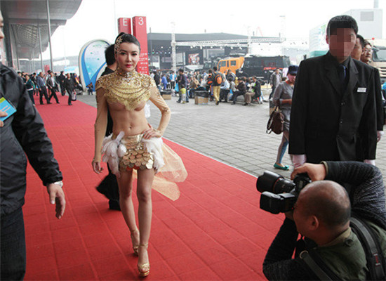 因*瓶金**梅一脱成名，亮相活动太敢穿，网友直呼受不了