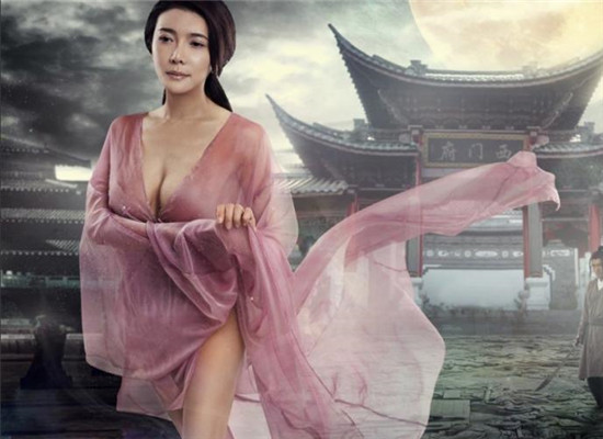 因*瓶金**梅一脱成名，亮相活动太敢穿，网友直呼受不了