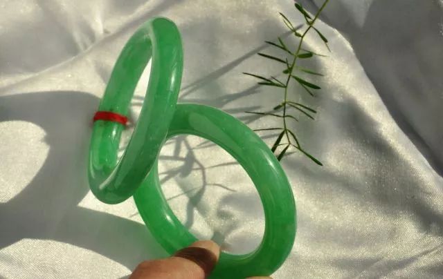 翡翠手镯不小心溅上油了要紧吗,翡翠手镯有点裂痕怎么办