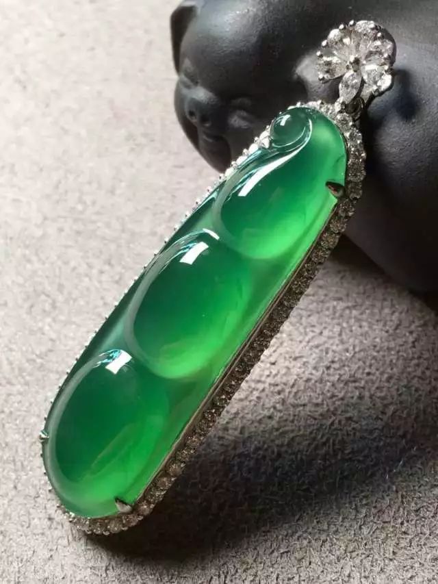 翡翠手镯不小心溅上油了要紧吗,翡翠手镯有点裂痕怎么办