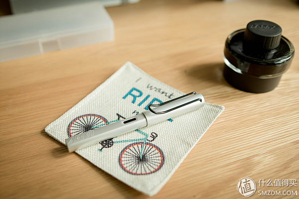 办公桌面舒适简约布局,好看的办公桌面布置