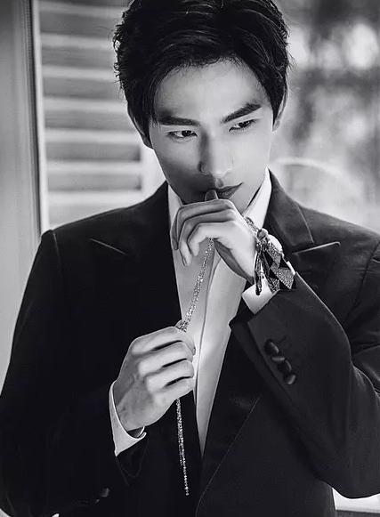 用世界上最贵的化妆品化妆,世界上最贵的指甲油