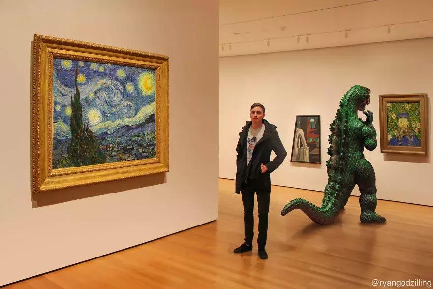 他花了20美元买一个玩具英语,花近10万元买大型恐龙模型