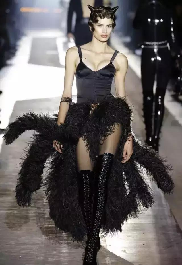 米兰时装周惊艳作品,米兰时装周高燃片段