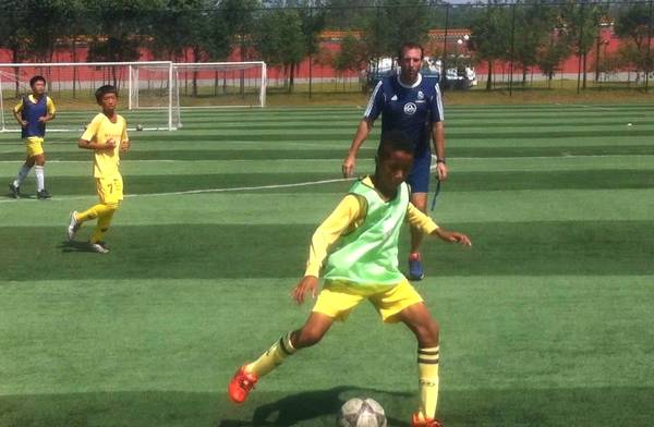 他是中非黑人混血，只认中国为祖国，如今入选国足剑指世界杯