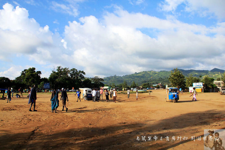 这个市场有意思：理发8元，上网一小时35元，卖花生米用瓶盖