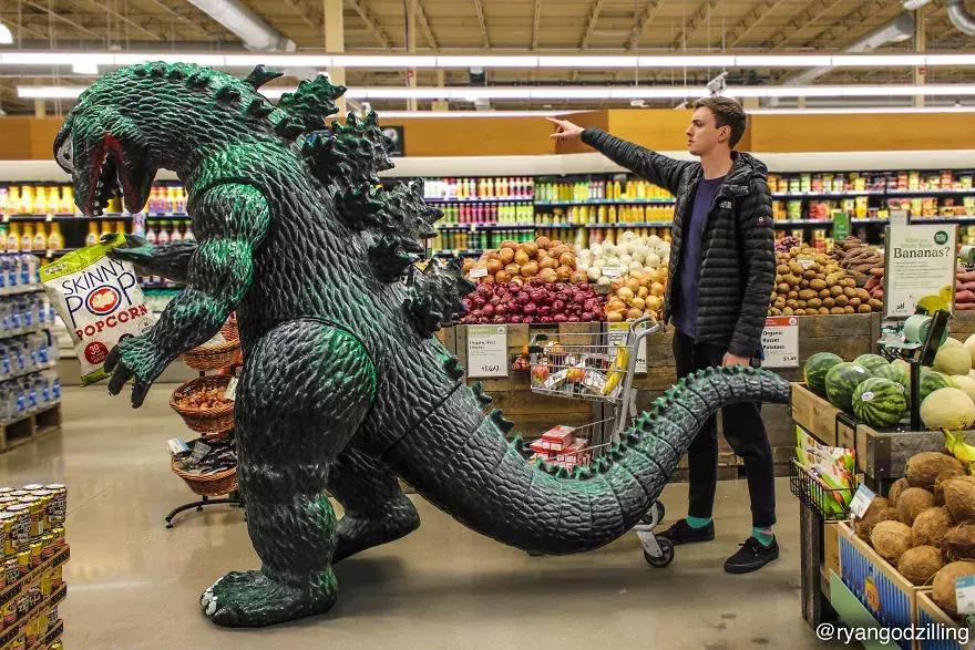 他花了20美元买一个玩具英语,花近10万元买大型恐龙模型