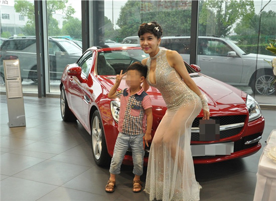 因*瓶金**梅一脱成名，亮相活动太敢穿，网友直呼受不了