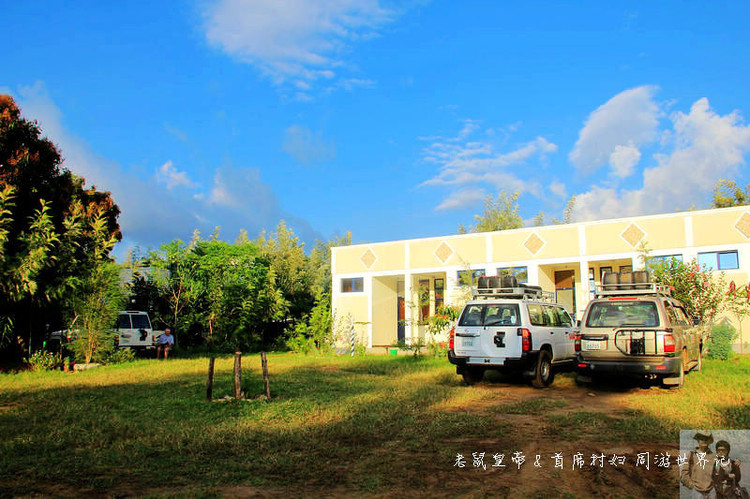 这个市场有意思：理发8元，上网一小时35元，卖花生米用瓶盖