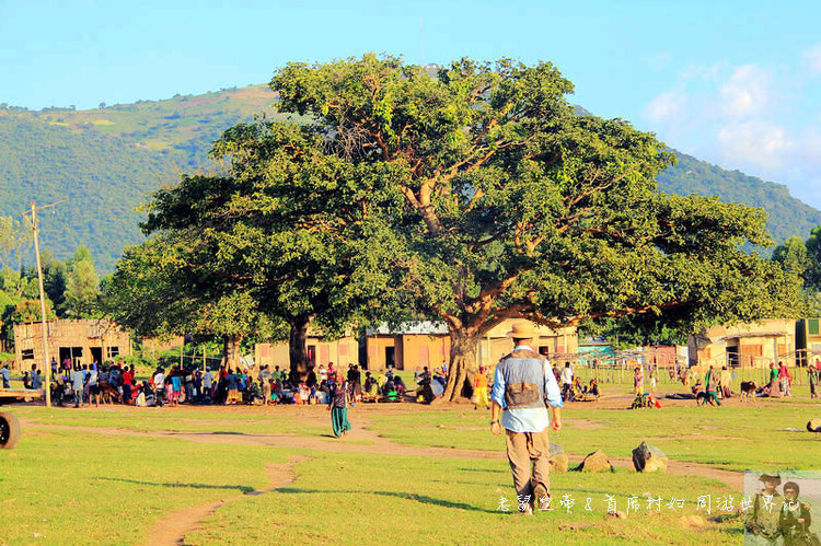 这个市场有意思：理发8元，上网一小时35元，卖花生米用瓶盖