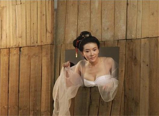 因*瓶金**梅一脱成名，亮相活动太敢穿，网友直呼受不了