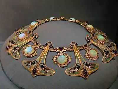 看完这5类珠宝设计,抛弃「猪精」,做维纳斯女孩吧