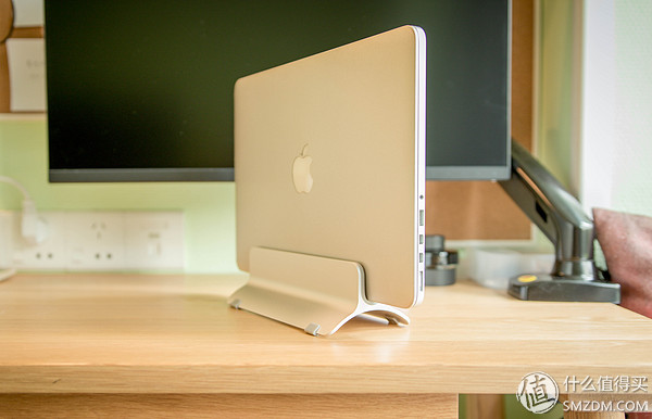 办公桌面舒适简约布局,好看的办公桌面布置