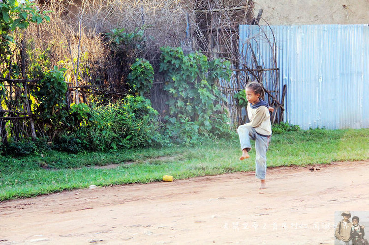 这个市场有意思：理发8元，上网一小时35元，卖花生米用瓶盖