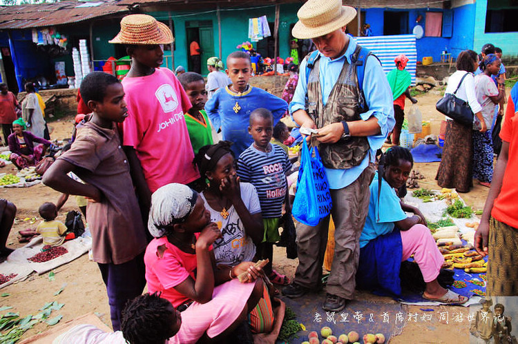 这个市场有意思：理发8元，上网一小时35元，卖花生米用瓶盖