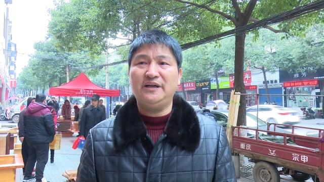 防患未然：鹤城区为社区困难群众更换火箱温控器