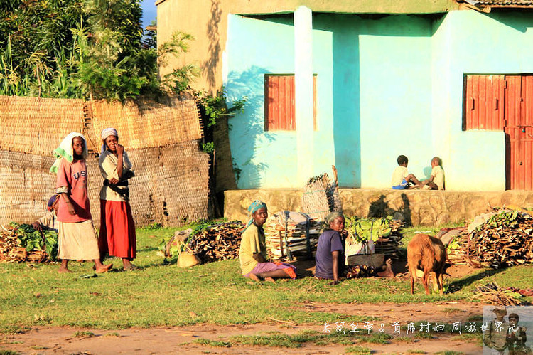 这个市场有意思：理发8元，上网一小时35元，卖花生米用瓶盖