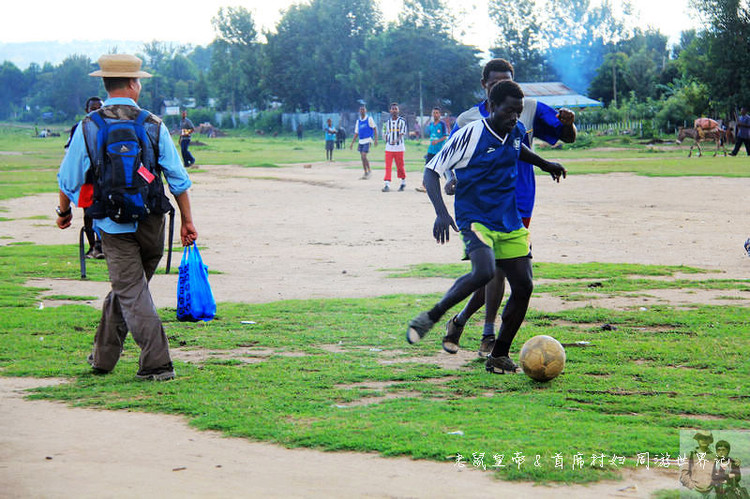 这个市场有意思：理发8元，上网一小时35元，卖花生米用瓶盖