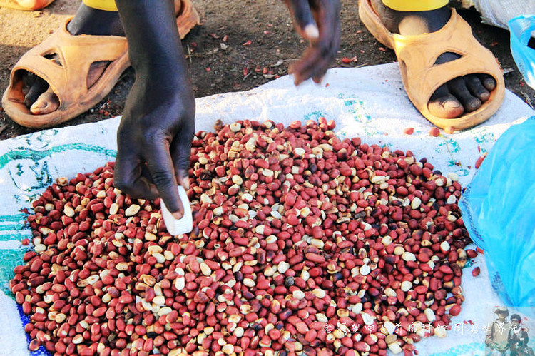 这个市场有意思：理发8元，上网一小时35元，卖花生米用瓶盖