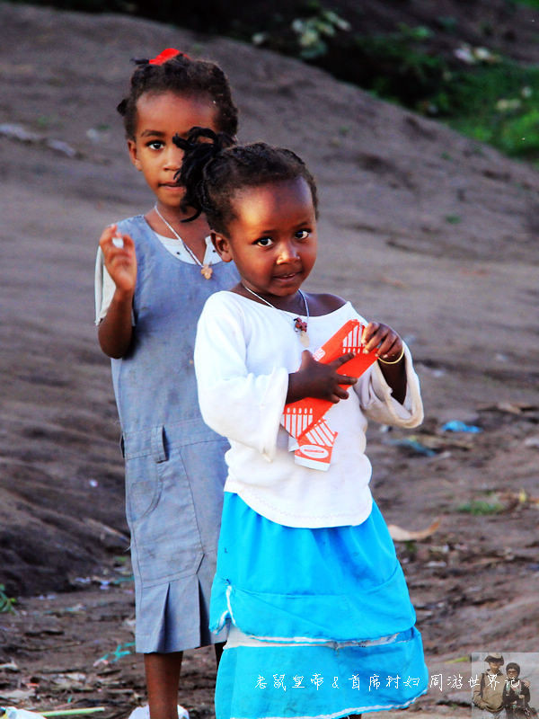 这个市场有意思：理发8元，上网一小时35元，卖花生米用瓶盖