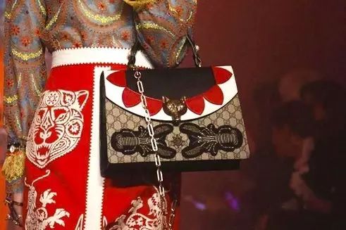 为什么要买上万的包包,为什么一个gucci包那么贵