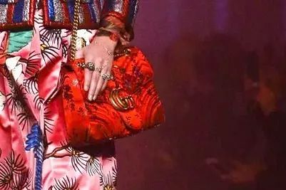 为什么要买上万的包包,为什么一个gucci包那么贵