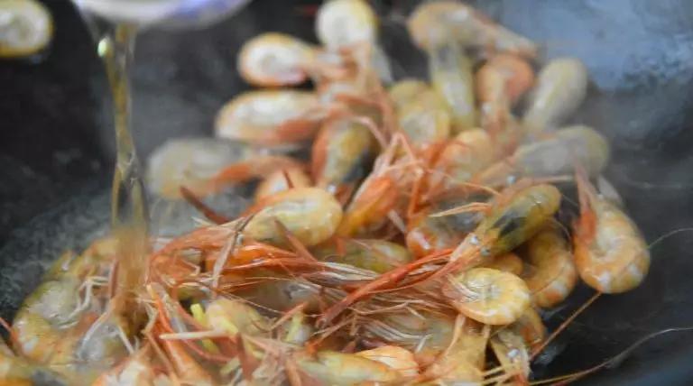 韭菜炒小河虾的家常做法,韭菜炒河虾这个组合你一定没见过