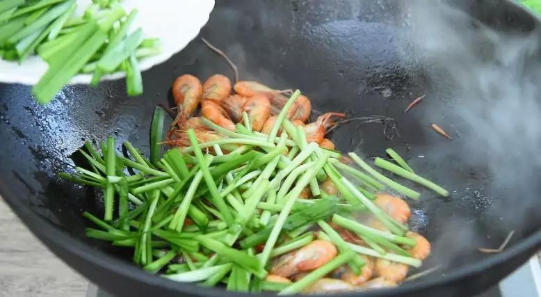 韭菜炒小河虾的家常做法,韭菜炒河虾这个组合你一定没见过