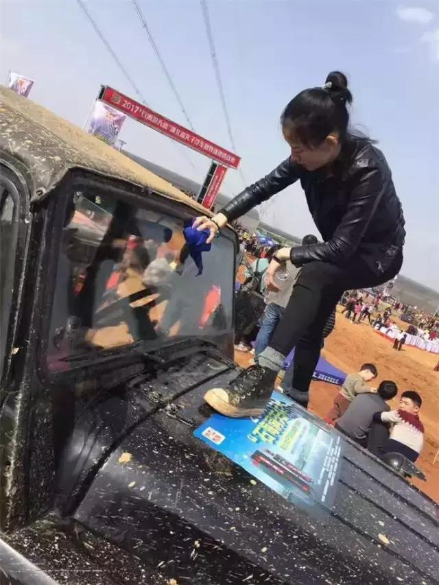 玩越野车的女人四川人,女人玩越野